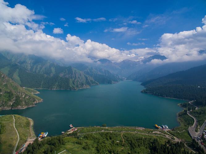 首页 专题据资料显示,西域旅游的业务板块包括景区的运营开发,旅游