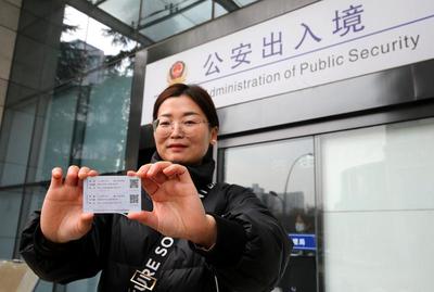 西安首个港澳“个人旅游签注”发放