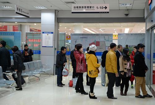 广西东兴:异地办证业务催热越南游